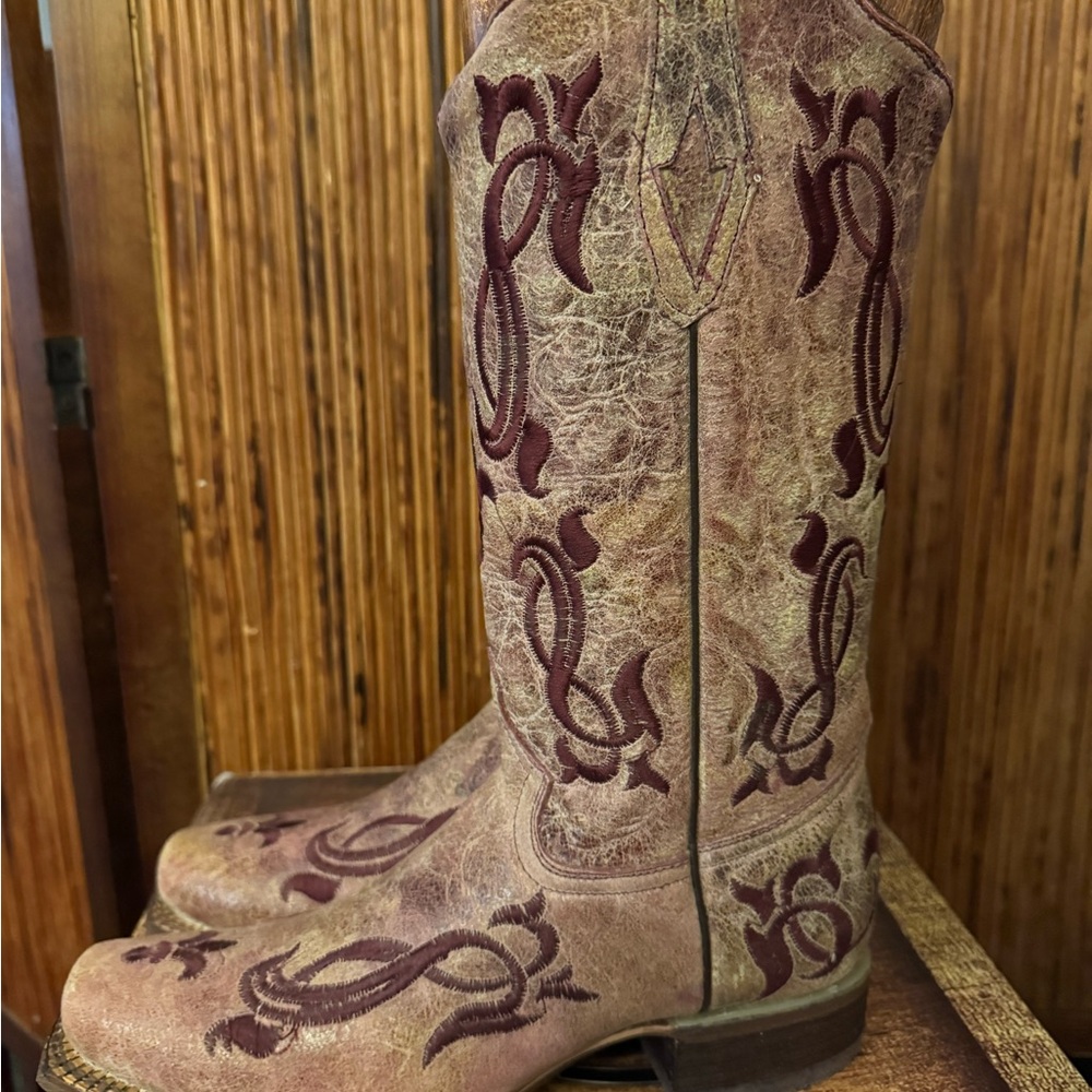 Gorgeous pink/beige boots with burgundy stitching.